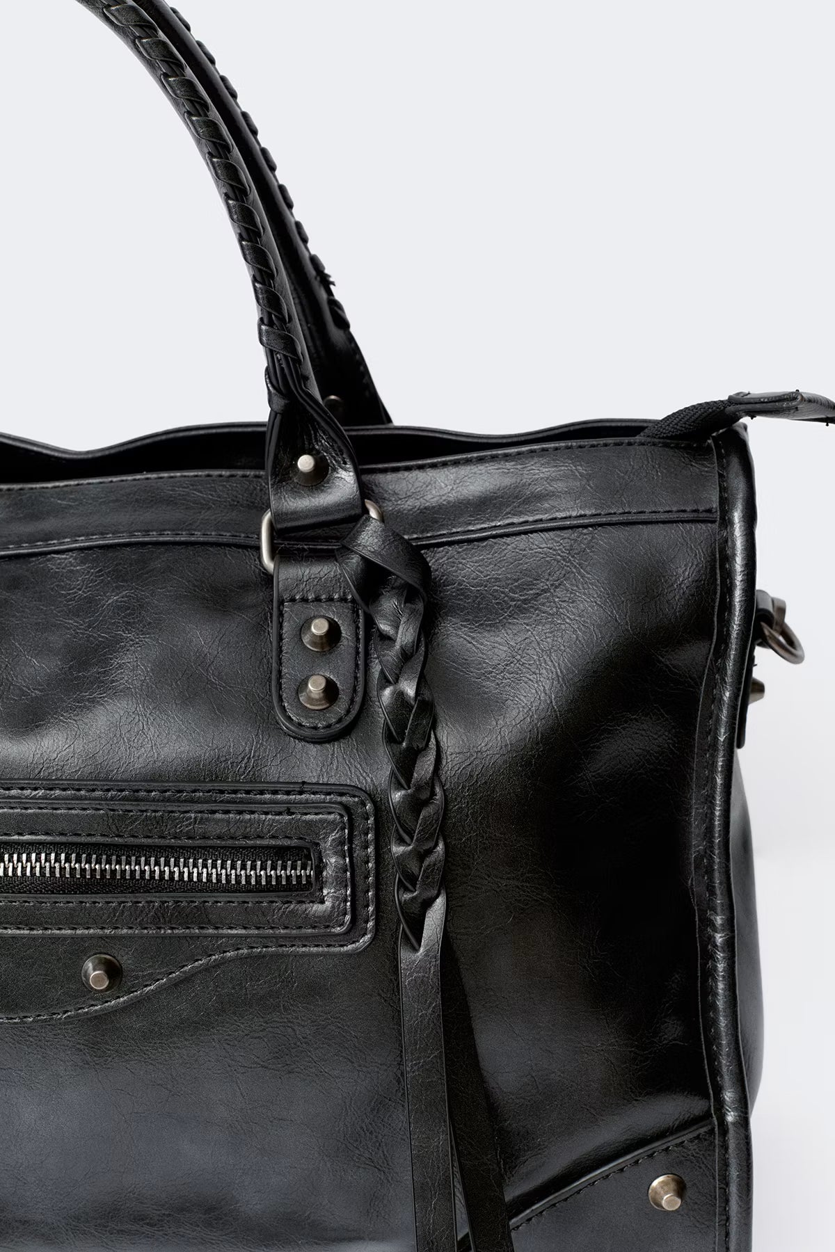JOY - Grand Sac de Cours Étudiant, grand sac à main cours noir avec poignées tressées, détails argentés et bandoulière amovible vue de profil