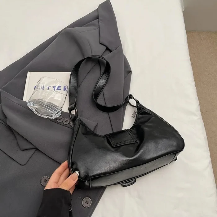 KARINA - Petit Sac à Main en Cuir Rétro noir, format compact en cuir pour téléphone, porte-cartes, clés et rouge à lèvres, vue de dos