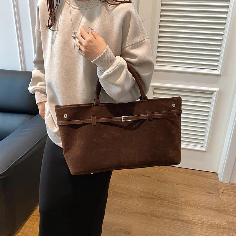Sac à main KELLY en daim couleur café avec bandoulière, élégant et léger, parfait pour un style féminin et chic au quotidien, porté main.