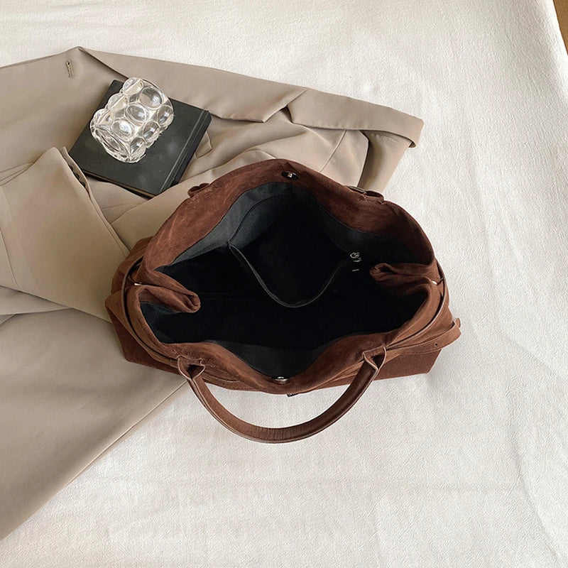 Sac à main KELLY en daim couleur café avec bandoulière, élégant et léger, parfait pour un style féminin et chic au quotidien vue de l'interieur
