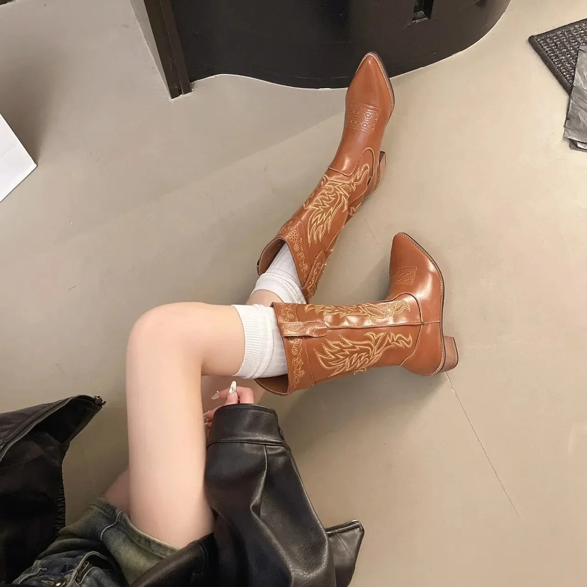 Liane - Santiag Mi-Haute à Bout Pointu, couleur marron, bottes femme élégantes à talon bas et bout pointu pour un style affirmé, porté par modèle femme