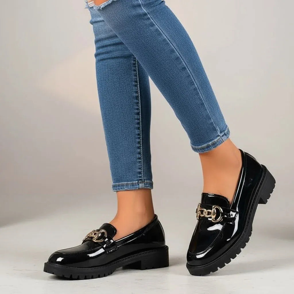 Livia mocassins femme vernis chaîne dorée avec talon bas 
