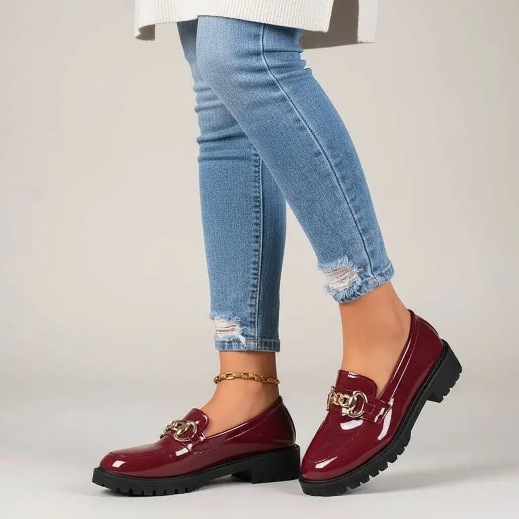 Livia mocassins femme vernis chaîne dorée avec talon bas rouge