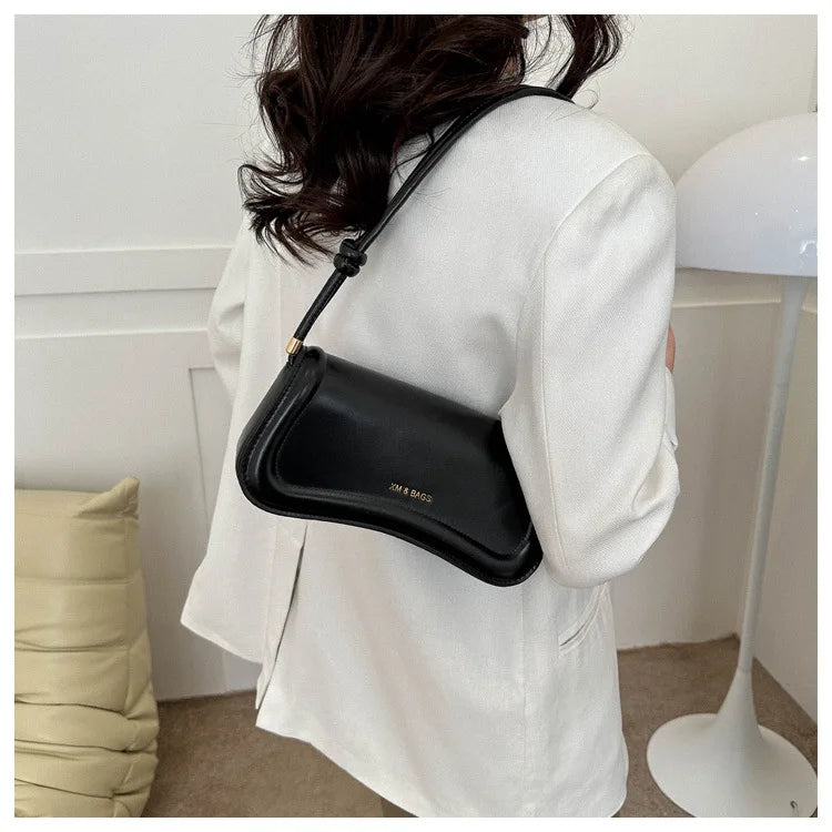 Sac à main LIVIA petit format noir porté épaule et bandoulière, design raffiné et compact, idéal pour vos essentiels quotidiens avec style