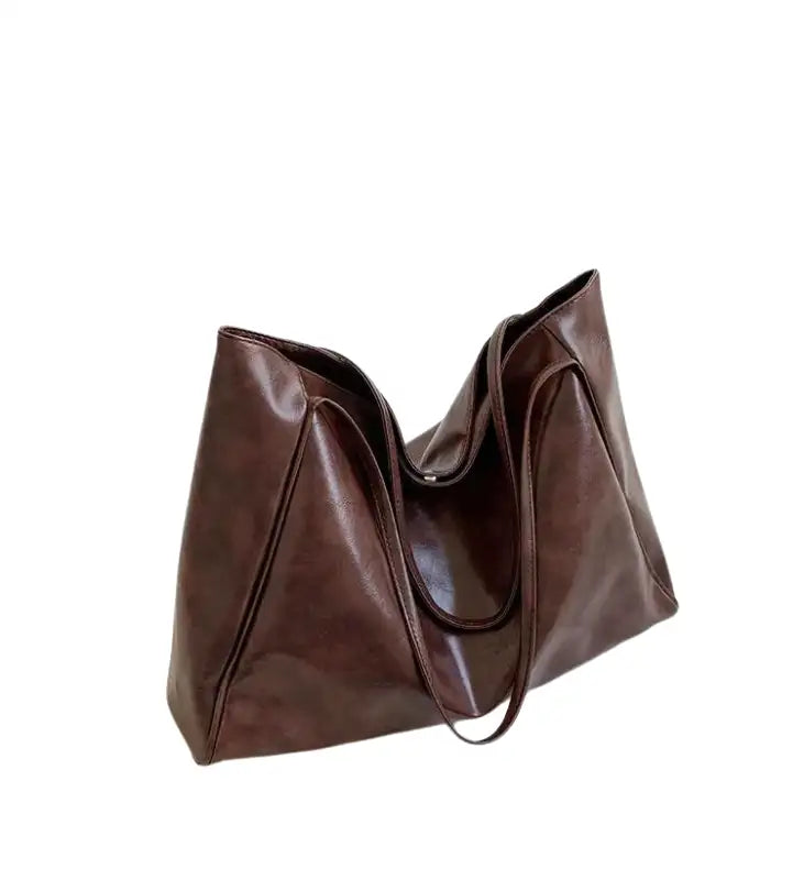 Sac à main LORIA en cuir synthétique café, moderne et chic, avec bandoulière ajustable, intérieur spacieux et compartiments organisés, parfait pour le quotidien et les sorties.