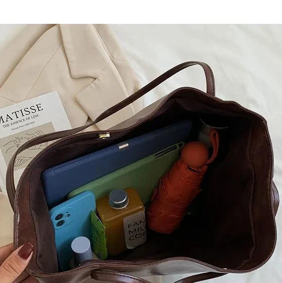 Sac à main LORIA en cuir synthétique, moderne et chic, avec bandoulière ajustable, intérieur spacieux et compartiments organisés, parfait pour le quotidien et les sorties, vue intérieur du sac.