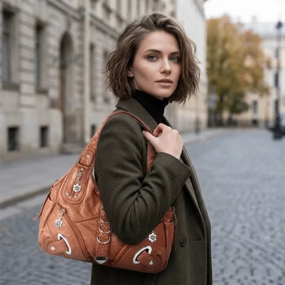 LORIE - Sac à Main de Cours Multipoche Femme à Finitions Argentées pour Ordinateur 15 Pouces, Cahiers et Documents A4, couleur marron porté épaule femme
