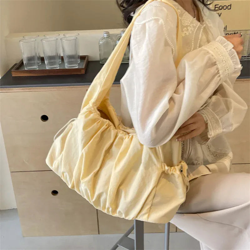 LOUISA - Sac à Main en Tissu à Fermeture Éclair Femme, format pratique pour téléphone, portefeuille, maquillage et essentiels, couleur jaune, porté épaule par modèle