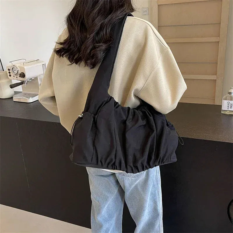 LOUISA - Sac à Main en Tissu à Fermeture Éclair Femme, format pratique pour téléphone, portefeuille, maquillage et essentiels, couleur Noir porté épaule