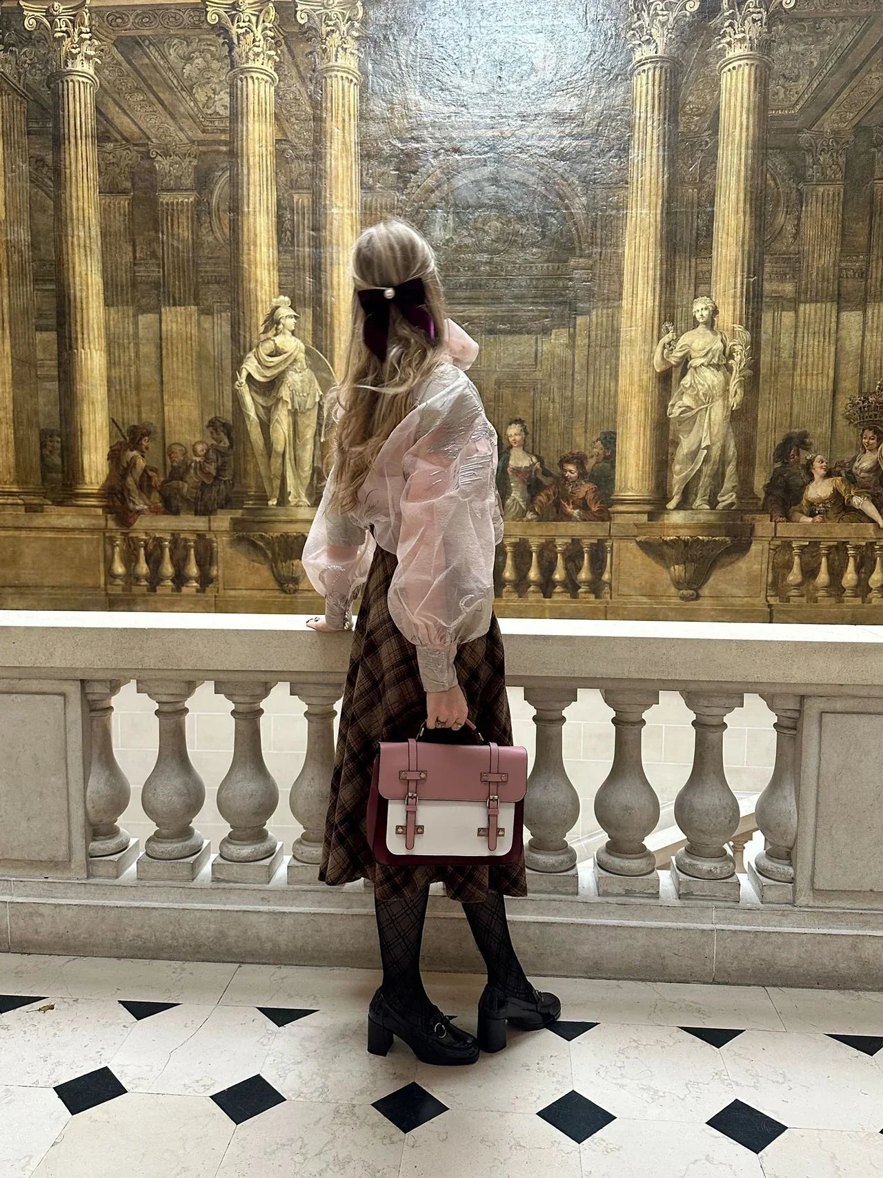 Grand sac à main Louise en cuir vegan bleu, spacieux et structuré, idéal pour transporter ordinateur, dossiers et effets personnels avec style, porter par une jeune femme