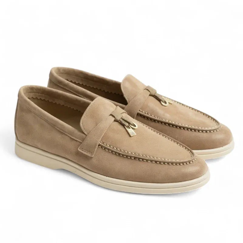 Lucia mocassin daim femme beige plat, chic et confortable avec sa semelle souple, détails surpiqures