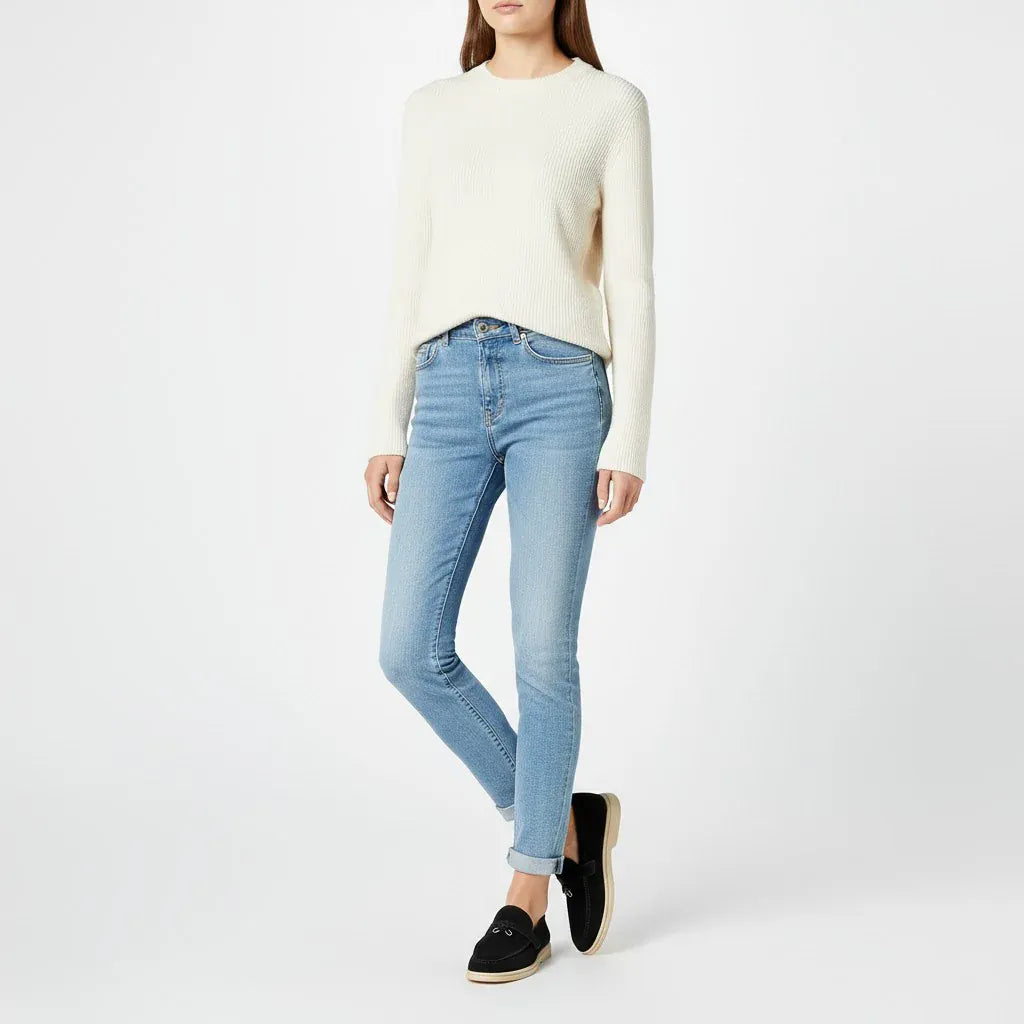 Lucia mocassin daim femme noir plat, chic et confortable avec sa semelle souple, porté par modèle femme
