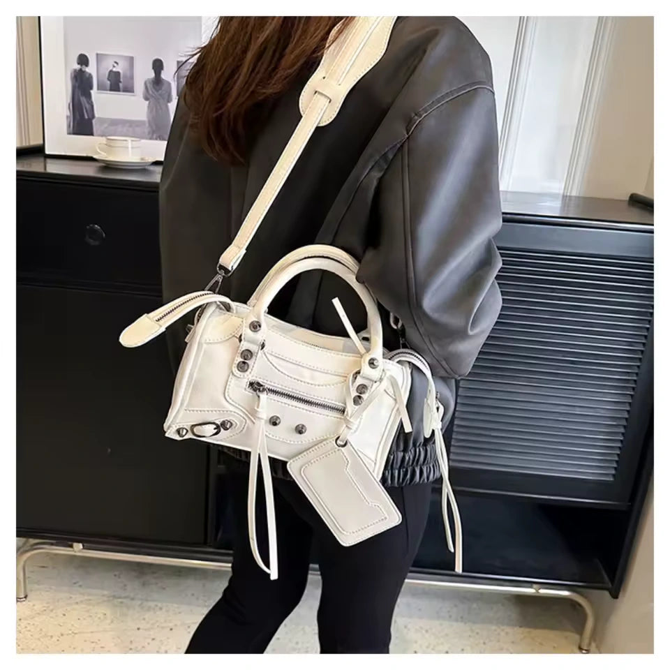 MEL - Petit Sac à Main Rétro en Cuir blanc emportez l’essentiel dans un format chic et compact, porté épaule