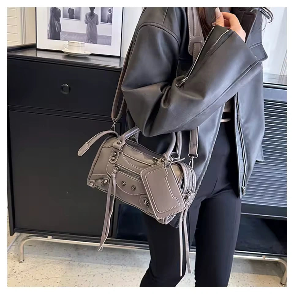 MEL - Petit Sac à Main Rétro en Cuir gris, emportez l’essentiel dans un format chic et compact, porté épaule