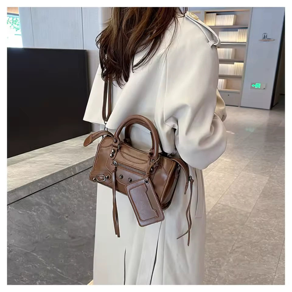 MEL - Petit Sac à Main Rétro en Cuir marron, emportez l’essentiel dans un format chic et compact, porté épaule