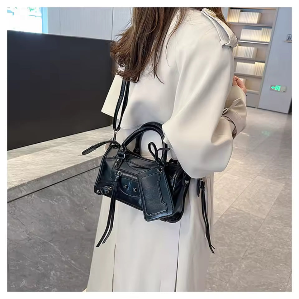 MEL - Petit Sac à Main Rétro en Cuir noir emportez l’essentiel dans un format chic et compact, porté épaule