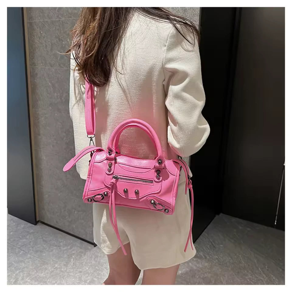 MEL - Petit Sac à Main Rétro en Cuir rose, emportez l’essentiel dans un format chic et compact, porté en bandoulière