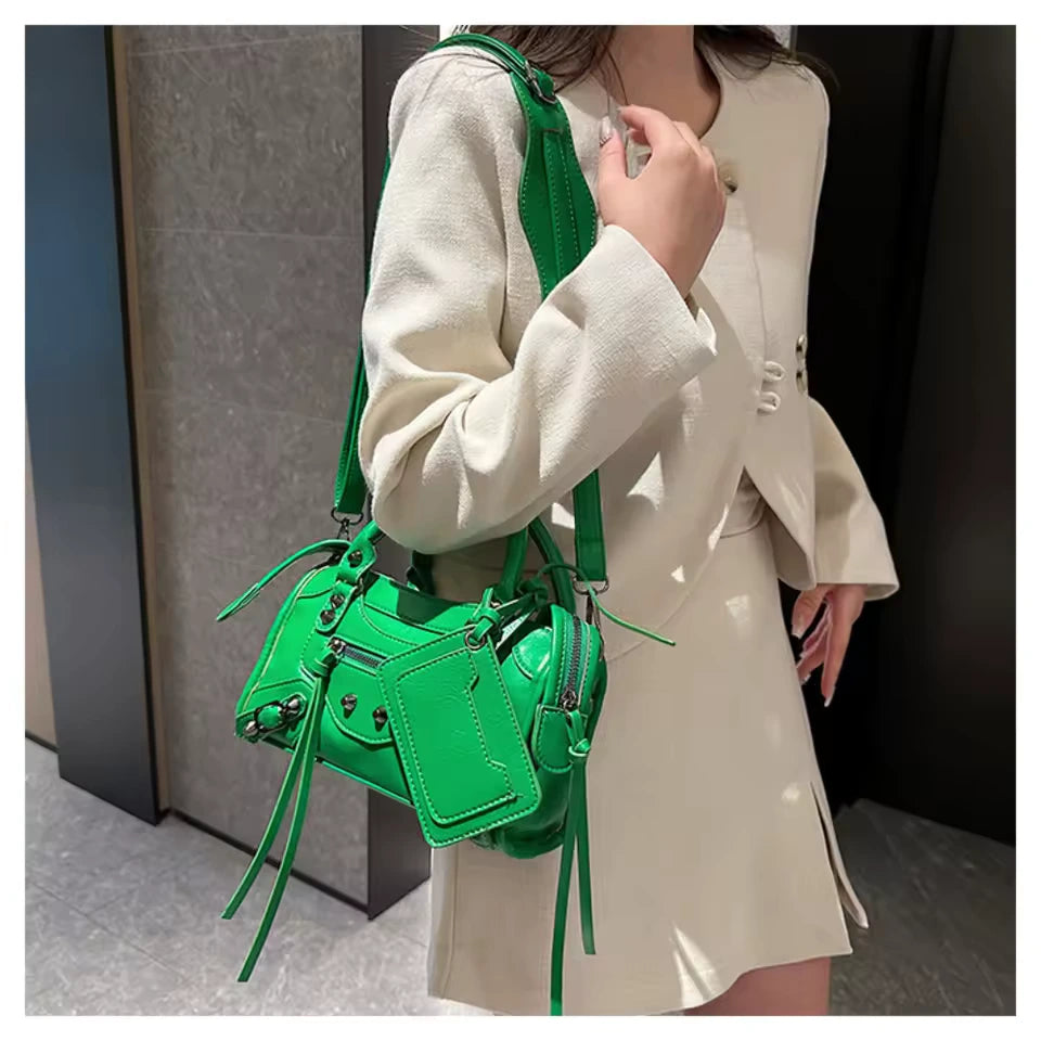 MEL - Petit Sac à Main Rétro en Cuir vert, emportez l’essentiel dans un format chic et compact, porté épaule