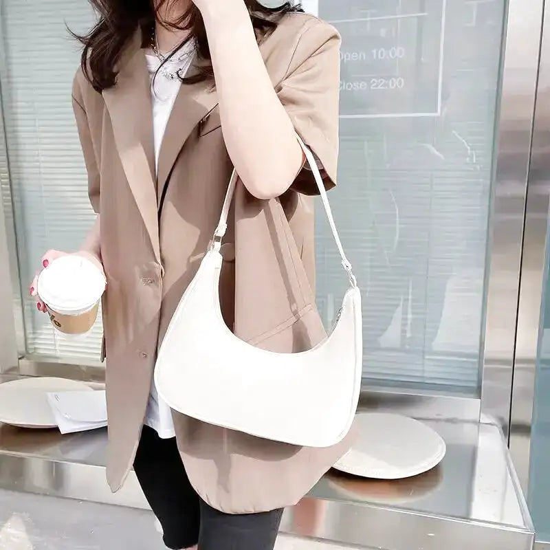 Petit sac à main MELIA en cuir vegan souple blanc format compact avec design chic et minimaliste, idéal pour une sortie élégante.