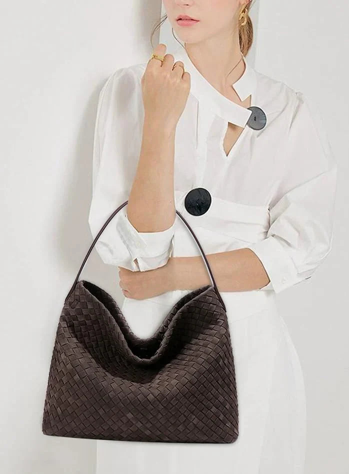 Découvrez MIKA, sac cabas tissé marron grand format pour femmes actives : chic, pratique, compatible ordinateur 15” et 100% vegan. Parfait au quotidien !