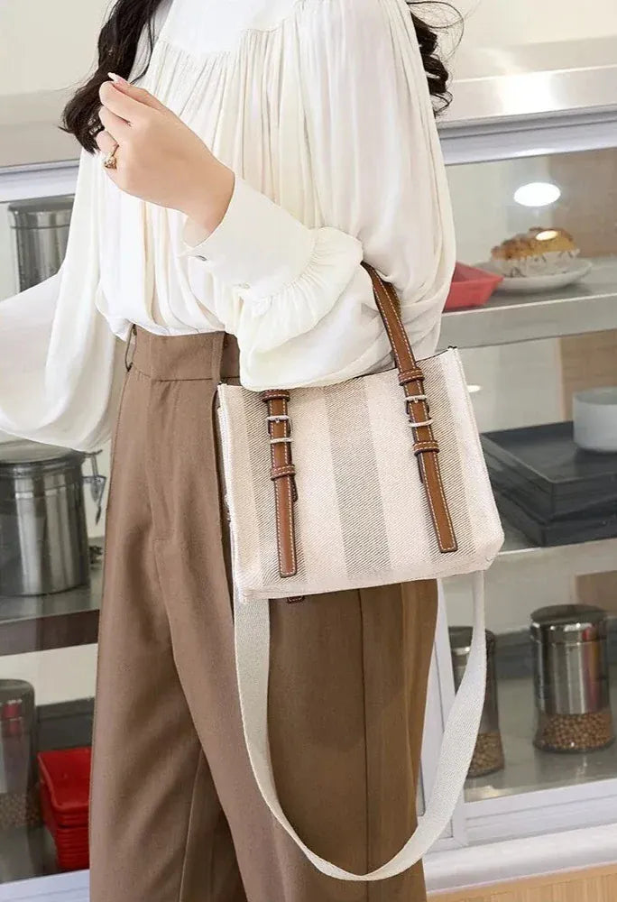 NATHY - Petit Sac à Main de Cours en Bandoulière Femme, format compact pour téléphone, portefeuille, clés et essentiels, couleur beige porté au bras