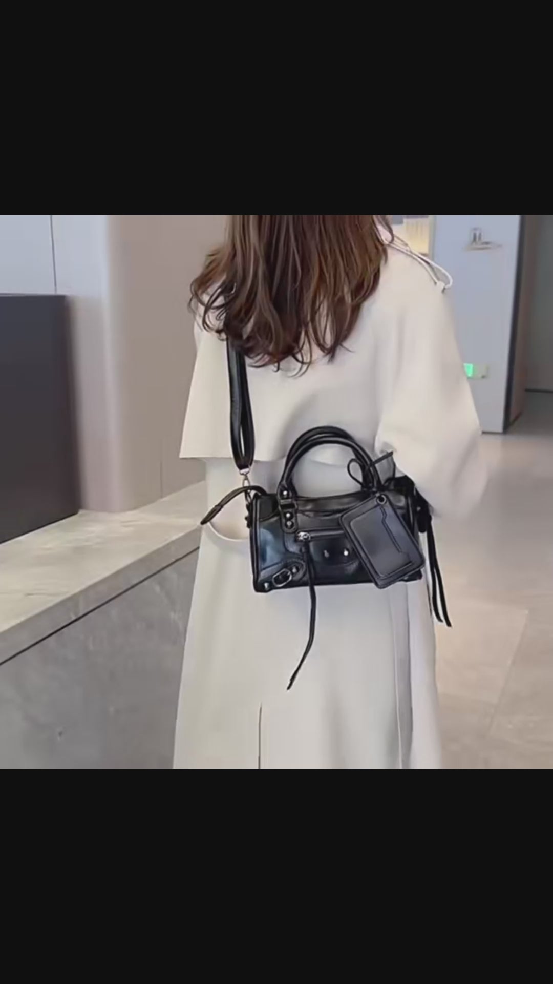 MEL - Petit Sac à Main Rétro en Cuir noir emportez l’essentiel dans un format chic et compact, porté épaule femme