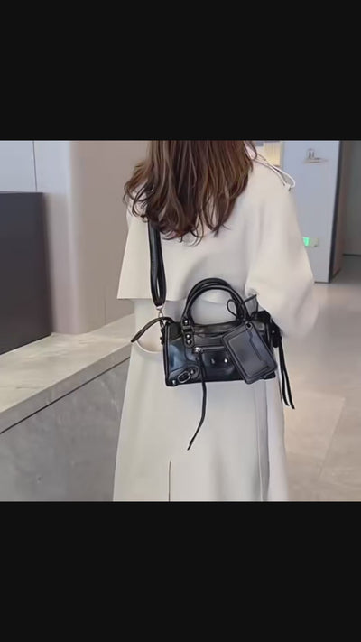 MEL - Petit Sac à Main Rétro en Cuir noir emportez l’essentiel dans un format chic et compact, porté épaule femme