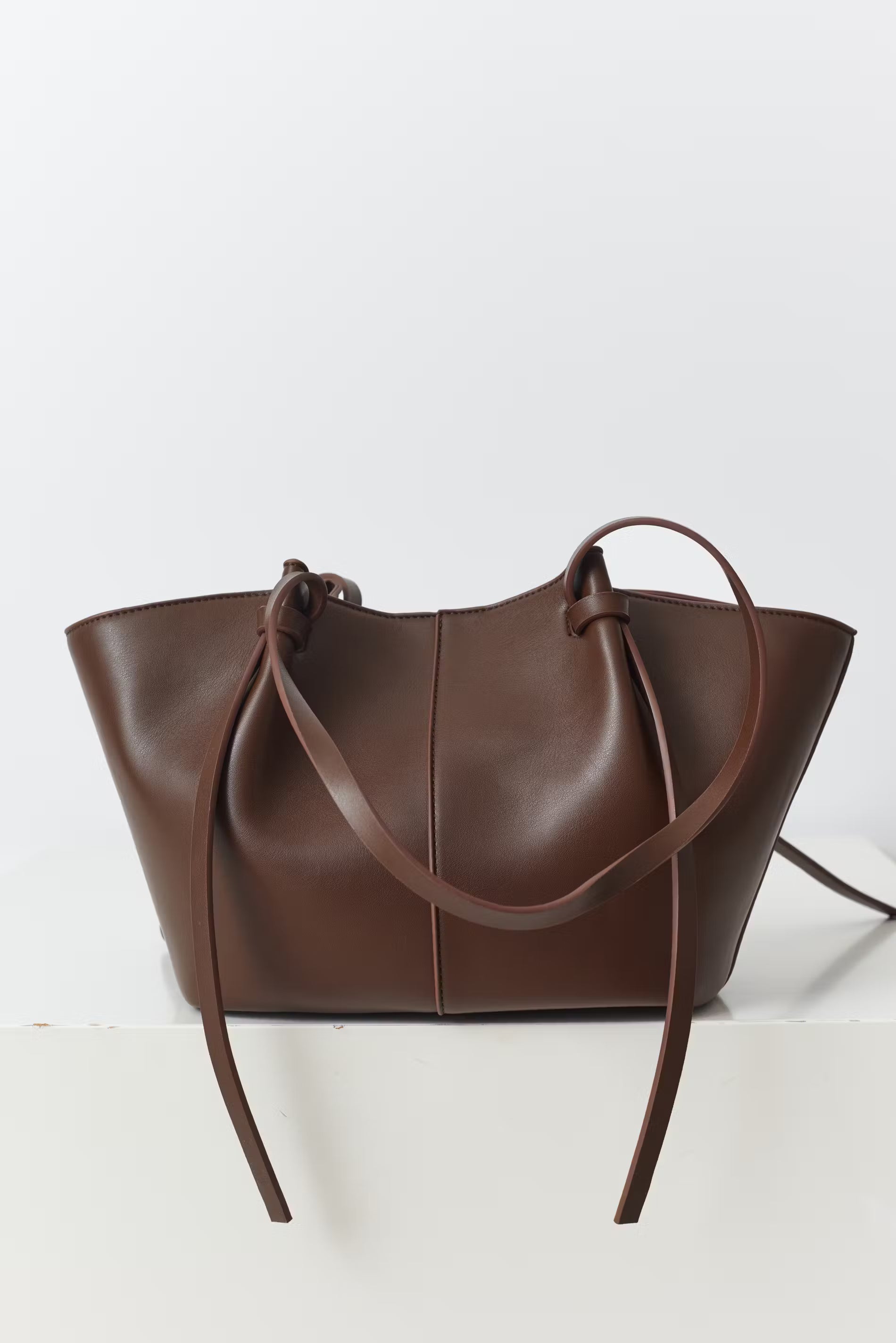sac cabas cuir marron KATE à grandes anses, élégant et pratique, en cuir synthétique brun avec boucle raffinée et compartiment intérieur