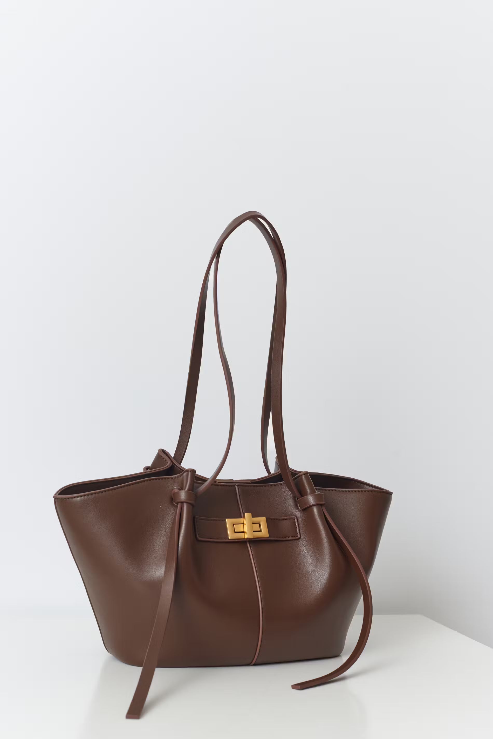 sac cabas cuir marron KATE à grandes anses, élégant et pratique, en cuir synthétique brun avec boucle raffinée et compartiment intérieur
