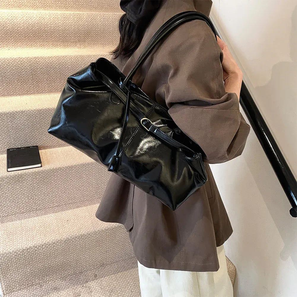 TALIA - Sac à Main de Cours en Cuir Souple Verni noir porté épaule