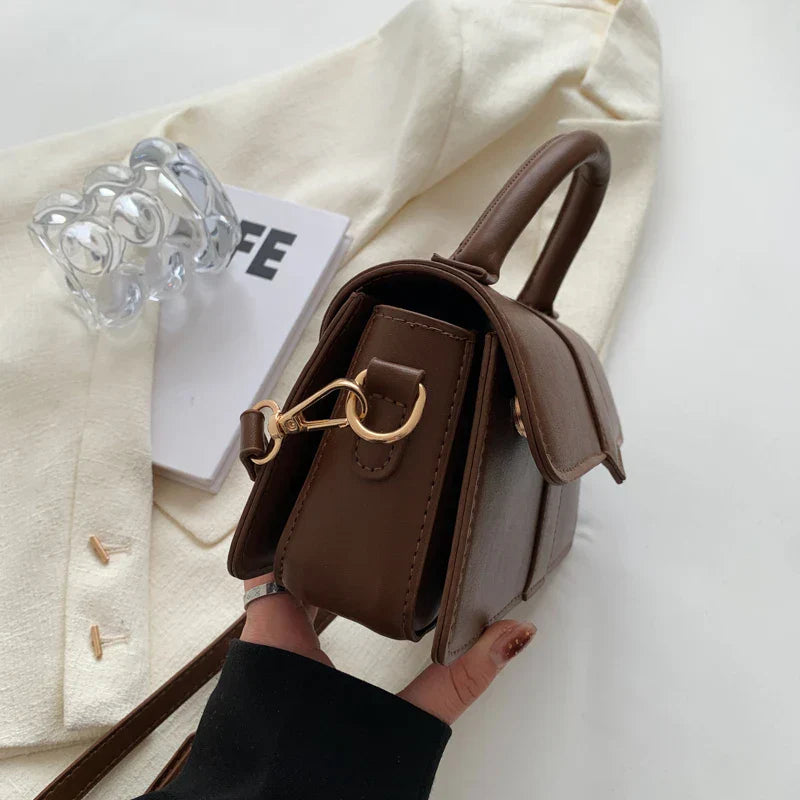 Sac à main VALENTINA petit format en cuir lisse vegan marron, design raffiné et sobre, parfait pour transporter vos essentiels avec style