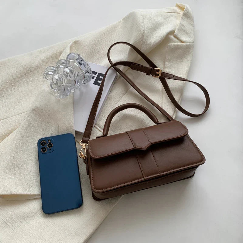 Sac à main VALENTINA petit format en cuir lisse vegan marron, design raffiné et sobre, parfait pour transporter vos essentiels avec style