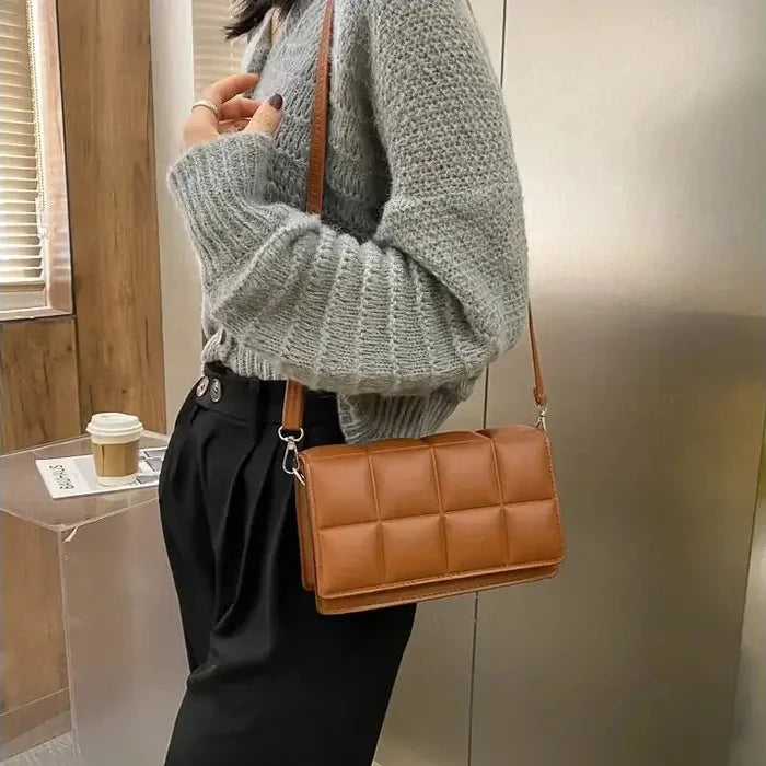 Valentine - Sac à Main Matelassé, petit sac bandoulière matelassé femme au design structuré et élégant, avec bandoulière ajustable, couleur marron, porté en bandoulière