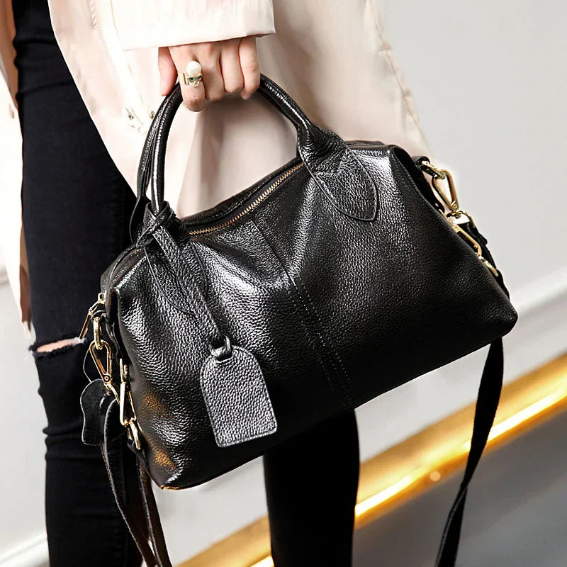 Sac à main bandoulière Yaelle en cuir texturé, élégant et pratique pour étudiantes et jeunes femmes, avec bandoulière ajustable, design chic et compartiments organisés pour transporter cahiers, ordinateur et accessoires du quotidien.