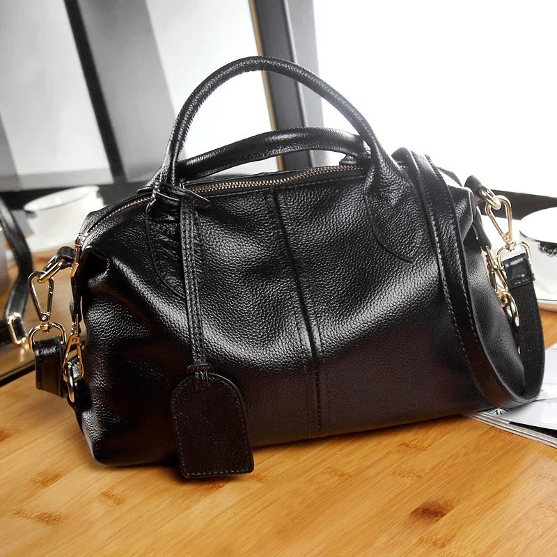 Sac à main bandoulière Yaelle en cuir texturé, élégant et pratique pour étudiantes et jeunes femmes, avec bandoulière ajustable, design chic et compartiments organisés pour transporter cahiers, ordinateur et accessoires du quotidien.